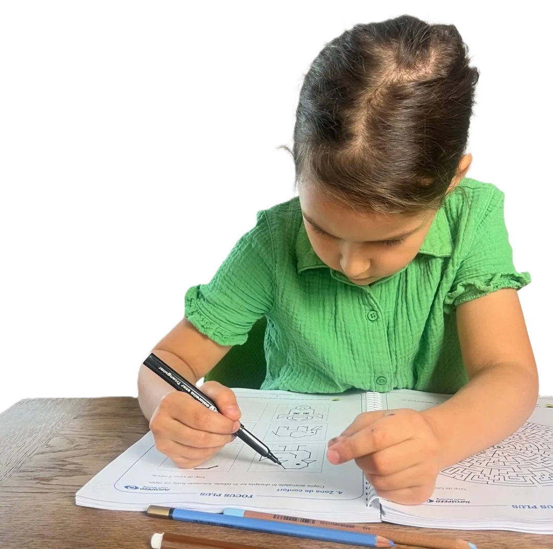 Fetiță care rezolvă exerciții din manualul Focus Plus